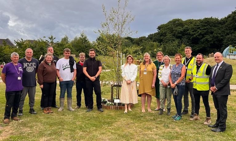 Princess Beatrice unveils plaque on very special tree given to Forget Me Not Children’s Hospice