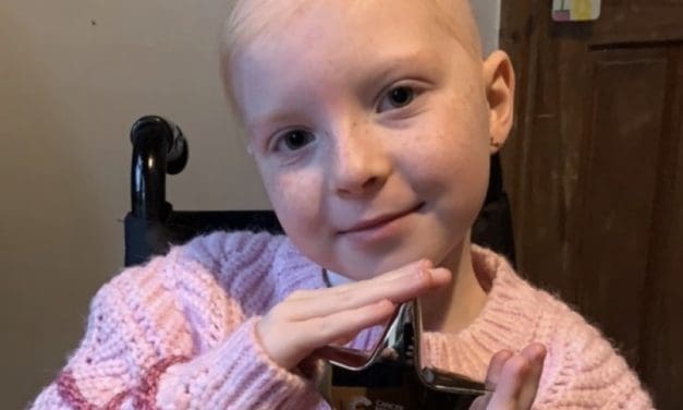 Lily Folan, aged 7, receives shining star award for bravery during cancer treatment