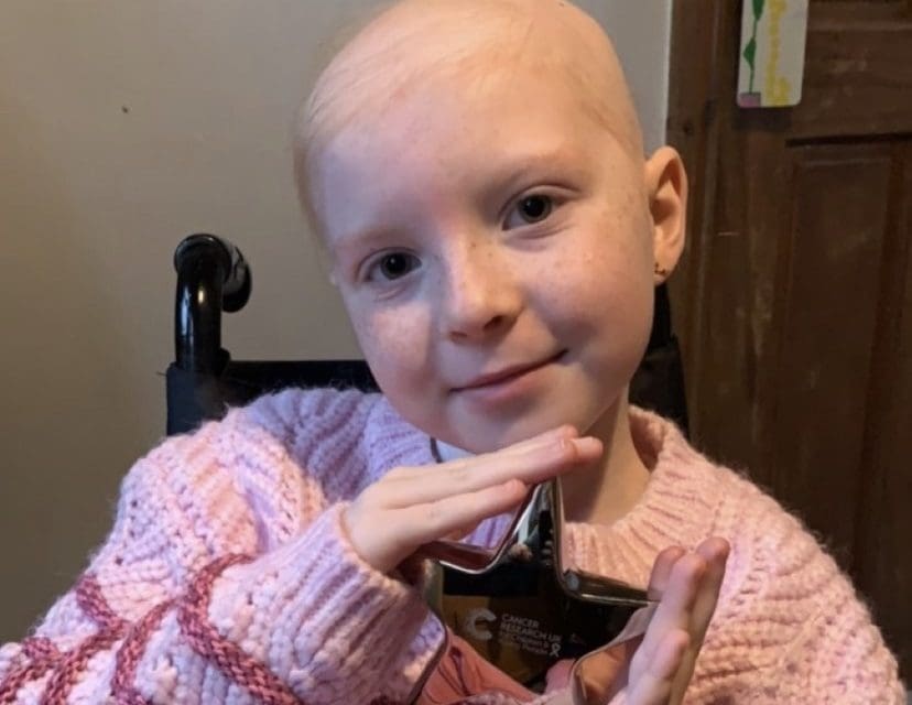 Lily Folan, aged 7, receives shining star award for bravery during cancer treatment