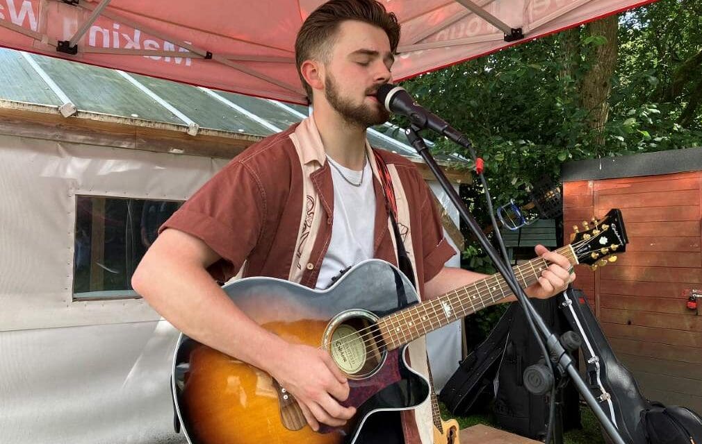 Huddersfield singer-songwriter James Leslie has starred in an award-winning film